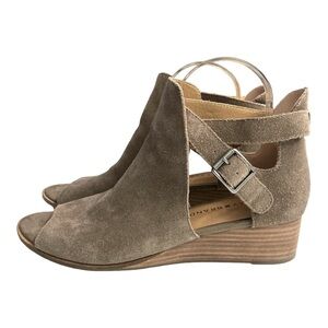 Lucky Brand Radburn Peep Toe Wedge Sandal Size 8.5 Buckles